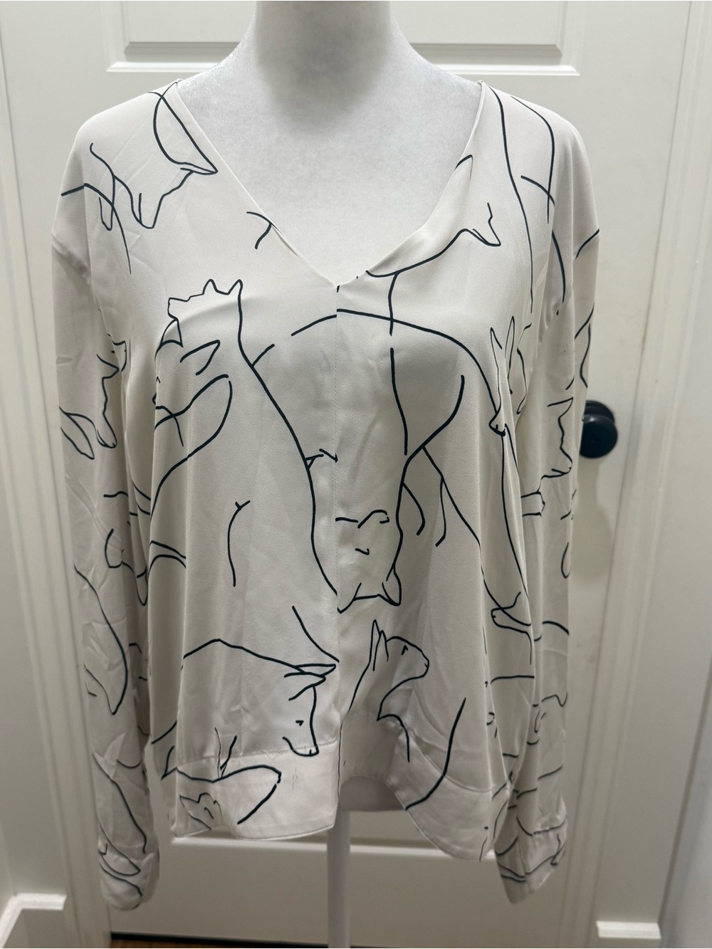 Aritzia. Babaton. Gilroy Fox V-Neck Loose Fit Blouse. Size Medium.
